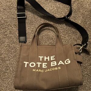 Marc Jacob’s small green tote bag. Like new great condition. Authentic.
